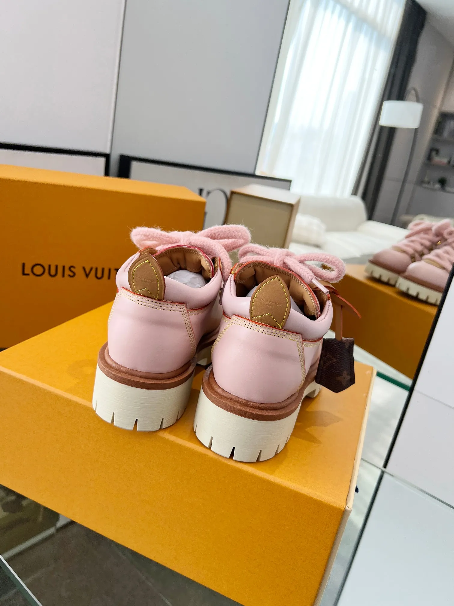 👟👟Ex-factory price 640👟👟 LV's new couple's thick-soled hiking shoes, your original custom-made large-soled shoe brand, giving the foot flexibility and freedom, a good pair of shoes to wear all summer. Fabric: First-layer imported calfskin, cowhide lining Size: 35-46 Welcome to send pictures to place orders